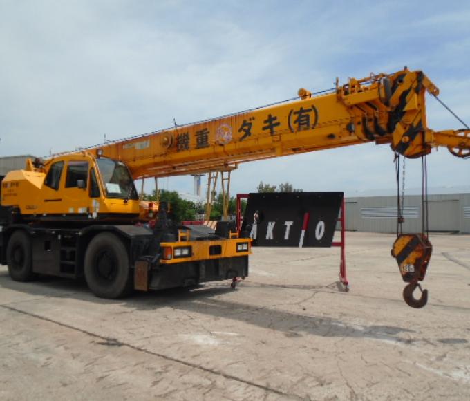 ROUGH TERRAIN CRANE